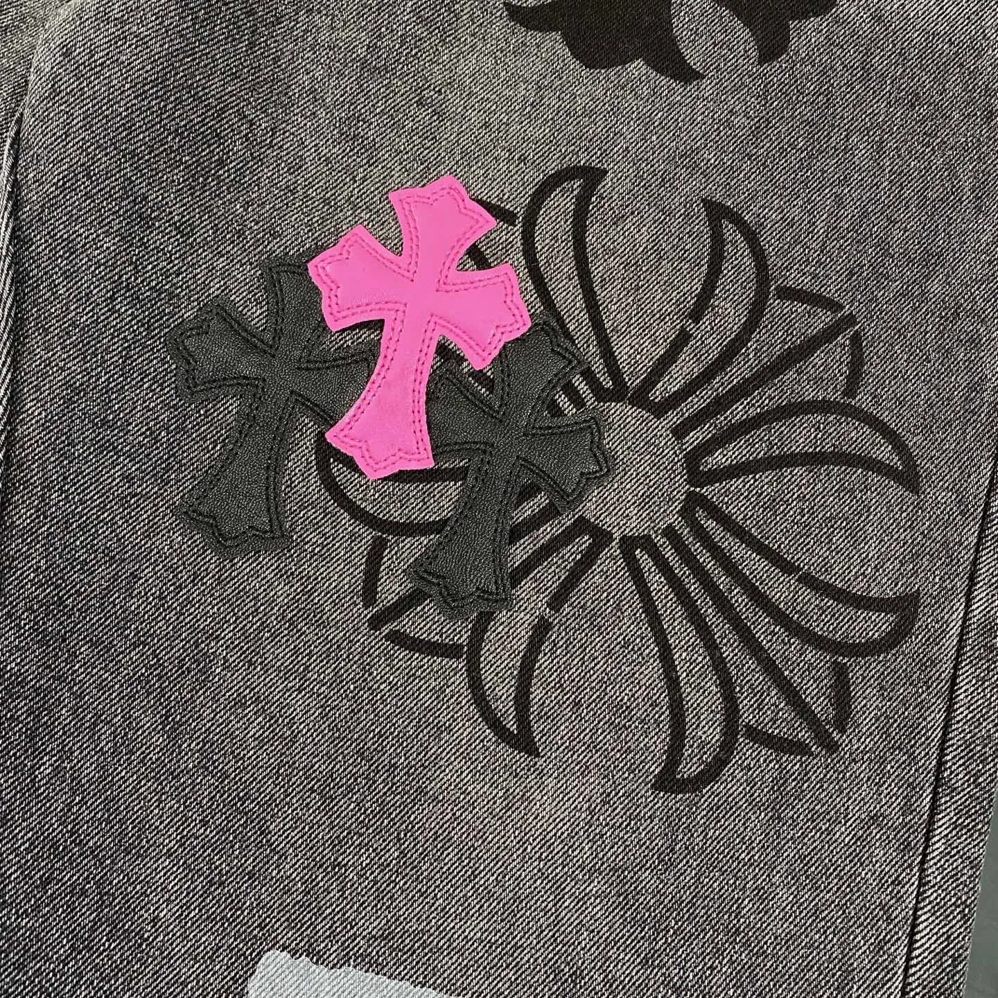 P250 CH Chromehearts official website limited edition black and purple cross patchwork leather jeans, priced at 34W level, patchwork cross pattern embellishment, washed jeans! ! An absolutely high-end luxury product, a 1.9W-level god-level single product, a super popular product, made by top heavy industry, a magic weapon that cannot be missed! [About Zangyin] This is an extremely luxurious fashion brand that can also be called the aristocracy of the high street. It has always been an exclusive brand for some hipsters or rich second generations. Compared with ordinary high streets, it is more luxurious and noble. Compared with luxury brands, it is more fashionable and individual. It has always been a brand that I have a special liking for. [Top heavy industry fashion design] Consistently high-street luxury style. Speaking of this style, the Zangyin family and GU family are definitely the leading representative brands. Especially the Zangyin family has really achieved a state-of-the-art effect in creating high-street style. The unique washed material is used to create this style. The color system is already quite eye-catching. After it is decorated with patchwork cross flowers, it cleverly highlights the charm of the brand. Secondly, this style uses classic The high-waist cutting design highlights the long legs and fashionable temperament of the upper body. The brand is highly recognizable and the slim fit configuration is more suitable for daily wear. It is a product that interprets personality, fashion, and specifications at a glance. This single product is enough to make any fan excited. It can be a white T-shirt for a youthful college style, or a tight suspender for a royal style. It has strong matching ability and can be easily controlled by men.  [Materials and craftsmanship] Needless to say, this point goes without saying. As an excellent craftsman brand, Zangyin’s requirements for details and craftsmanship are really perfect. The washed color of this model has gone through so many processes, not to mention the embellishment of denim appliques. It is also purely hand-made and sewn. Just like what they believe in, only hand-made things have soul and have the meaning of wear. A top-notch heavy-duty fashionable denim item, I look forward to your perfect interpretation! !  Color: black gray Size: 28-36